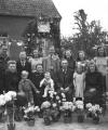 Familie Korsten, 3 mei 1948 (Henk achterste rij, links in uniform) (bron: BHIC)