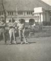 Piet (links) met kameraden voor de kazerne (coll. P. Verbraak)