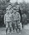 Piet (linksonder) met broers en zus, Eindhoven, 1934 (bron: L. Verkooijen)