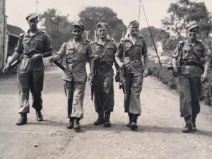Gerard Hanssen uit Liessel met kameraden van het 402 Bataljon Infanterie op Java ('de makke vijf') (bron: G. Hanssen)