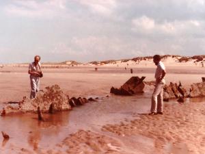 De zonen van Wim Rijniers en Lex van Lith bij de restanten van het wrak (inzending D. Rijniers)