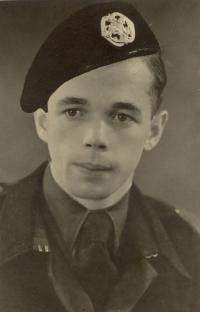 P.A.G. van der Linden (bron: Oorlogsgravenstichting)